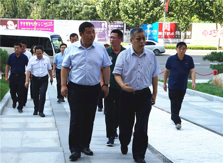 丁钢首先在东海集团总裁魏建民等领导陪同下,参观了德州壹号院项目