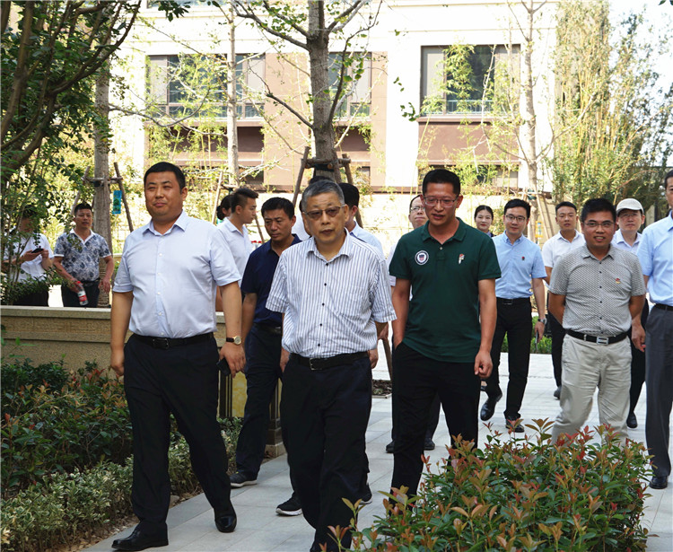 丁钢首先在东海集团总裁魏建民等领导陪同下,参观了德州壹号院项目