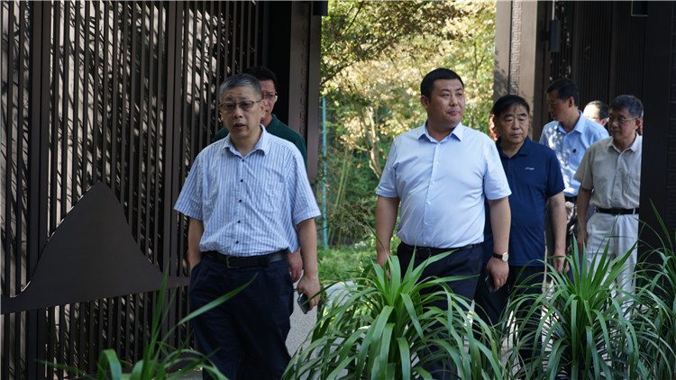 丁钢首先在东海集团总裁魏建民等领导陪同下,参观了德州壹号院项目